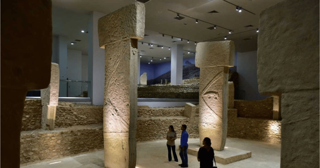 Göbeklitepe Steller: Kazıda ortaya çıkan mimari buluntuların üzerindeki betimlemeler zengin bir iç dünya, detaylı bir matematiksel bir hesap ve gelişmiş bir tekniğin sonucu. Göbeklitepe'den sonra Neolitik İnsanının bilinenin aksine daha gelişmiş bir el becerisi, mimari ve matematiksel bir zekaya sahip olduğu kanıtlanmıştır. Göbeklitepe, Sümerler’den 5.500, İngiltere’deki Stonehenge’den 6.000 yıl, Mısır Piramitleri’nden 7.400 yıl daha eski. Tarihteki ilk anıtsal tapınak olan Göbeklitepe’nin, Neolitik Çağ’ın ibadet ve hac merkezi olduğu düşünülüyor. Bilim insanları tarafından dünya tarihini değiştiren bir keşif olarak kabul edilen bu miras, 12 bin yıl öncesinden bizlere ve tüm insanlığa emanet. Göbeklitepe arkeolojik alanı Türkiye’nin en mistik şehirlerinden olan ve “Peygamberler Kenti” olarak da adlandırılan Şanlıurfa il merkezinin 15 km kuzeydoğusundaki Örencik Köyü civarında bulunuyor.